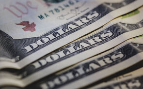 Mercados reagem à incerteza das tarifas: ouro sobe mais de 1% e dólar desvaloriza