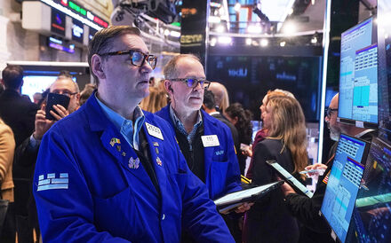 Banca e tecnológicas levam Wall Street a fechar o pior mês desde março