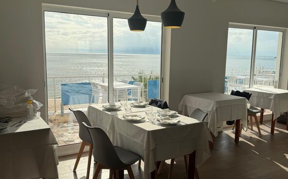 Saisa localiza-se junto ao Forte de São João das Maias, em cima da praia de Santo Amaro em Oeiras