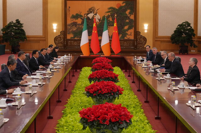Primeiro-ministro irlandês defende 'livre comércio' em encontro com Xi Jinping em Pequim