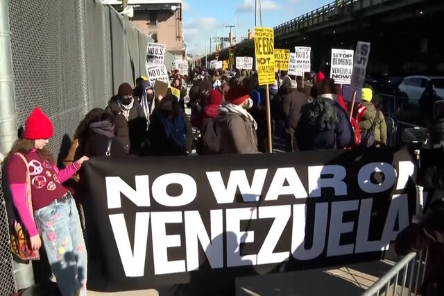 Manifestantes protestam em frente à prisão onde Maduro está detido em Nova Iorque