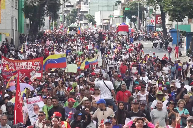 Milhares de pessoas marcham na capital da Venezuela a exigir regresso de Maduro  