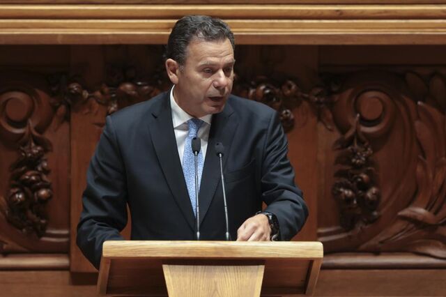 Montenegro segura ministra da Saúde