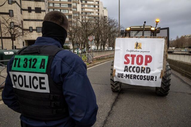 Agricultores franceses bloqueiam depósito de petróleo e silos contra acordo da Mercosul