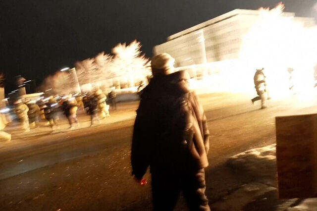 Agentes lançam granadas de atordoamento contra manifestantes em Minneapolis   