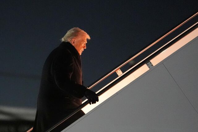 Trump retoma viagem para Davos após 'pequeno problema elétrico' no avião presidencial