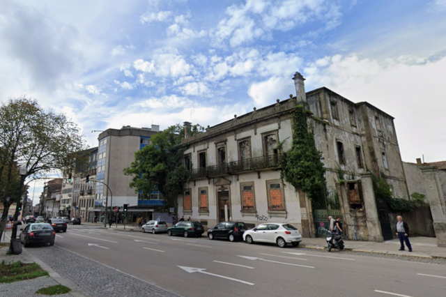 Palacete que foi do sogro de Eça de Queirós e outros dois do Estado ao abandono no Porto