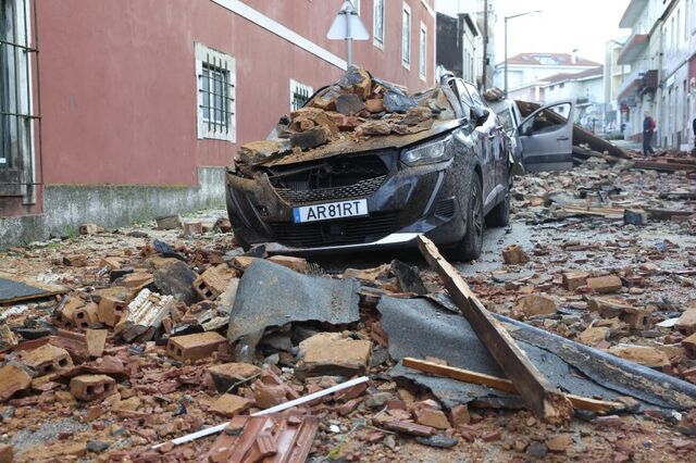 Depressão Kristin: Uma pessoa morreu, estradas cortadas, vários transportes suspensos