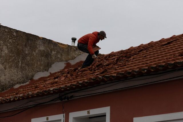 Queda de grua atinge cinco prédios na Figueira da Foz. Ligação fluvial Cacilhas-Lisboa com supressões