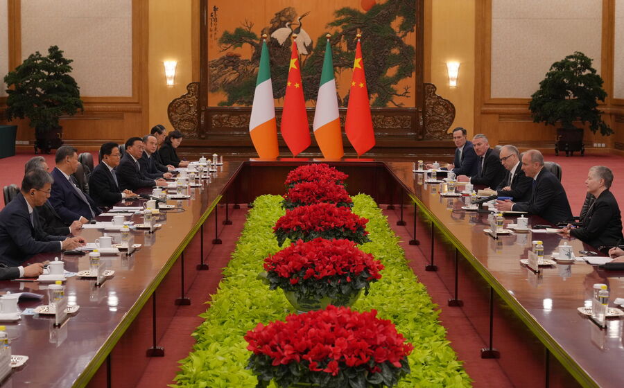 Primeiro-ministro irlandês encontra-se com Xi Jinping em Pequim para discutir comércio