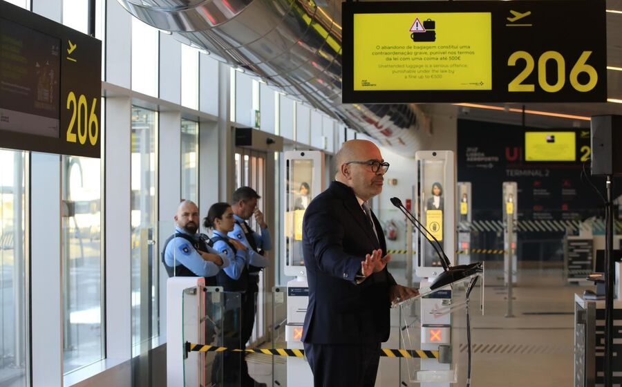 Miguel Pinto Luz visitou as obras de ampliação do aeroporto Humberto Delgado.