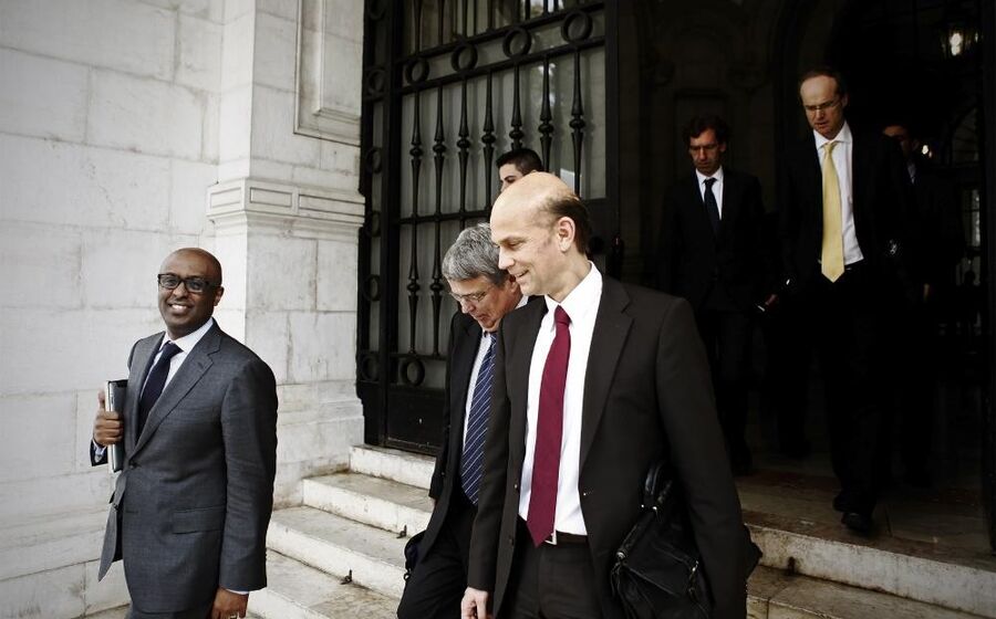 Abebe Selassie (FMI), juntamente com Juergen Kroeger (CE) e Rasmus Ruffer (BCE), à saída de uma reunião da troika na Assembleia da República 
