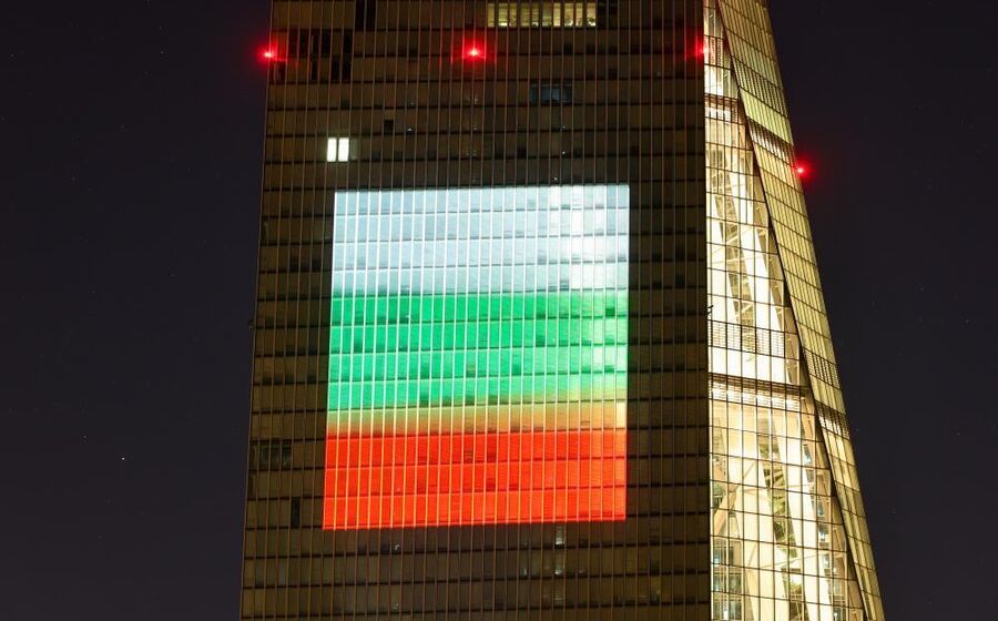 Edifício do BCE iluminado com as cores da Bulgária