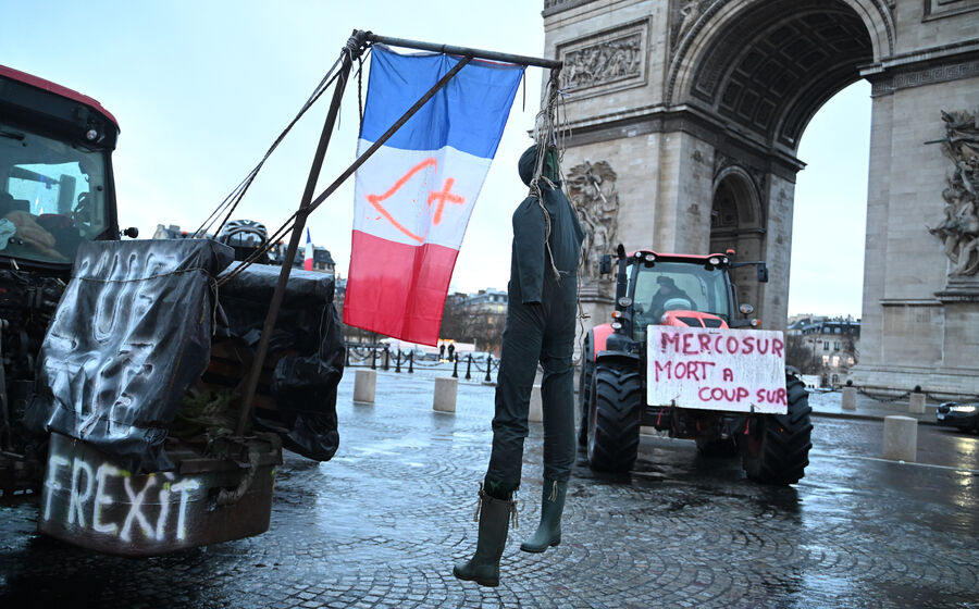 Protesto contra Mercosul em Paris com tratores.