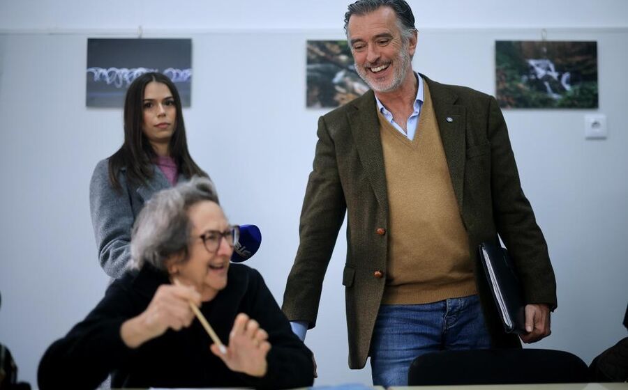  Cotrim Figueiredo conversa com uma aluna durante uma visita à Universidade Sénior da Senhora da Hora