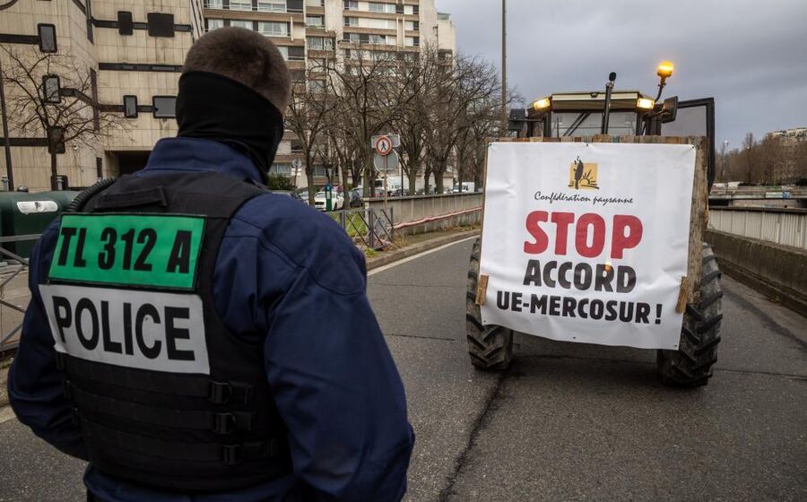 Agricultores franceses bloqueiam depósito de petróleo e silos contra acordo da Mercosul