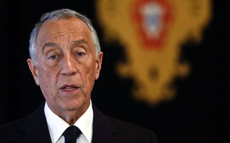 Marcelo Rebelo de Sousa discursa com o símbolo de Portugal ao fundo