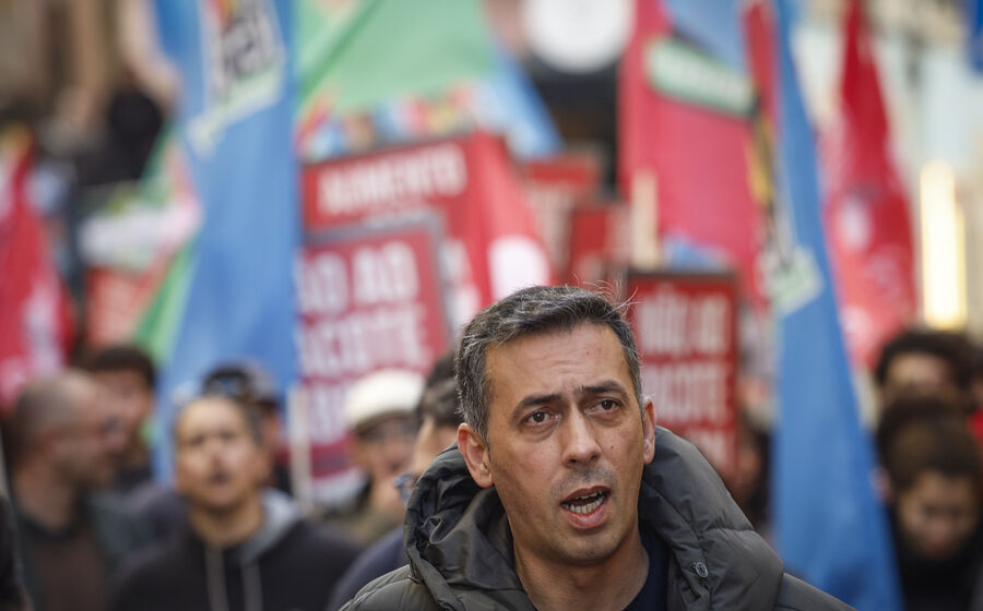 Tiago Oliveira lidera protesto da CGTP contra pacote laboral.