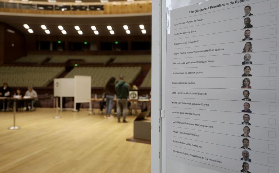 Boletim de voto para as presidenciais, com 11 candidatos na corrida.