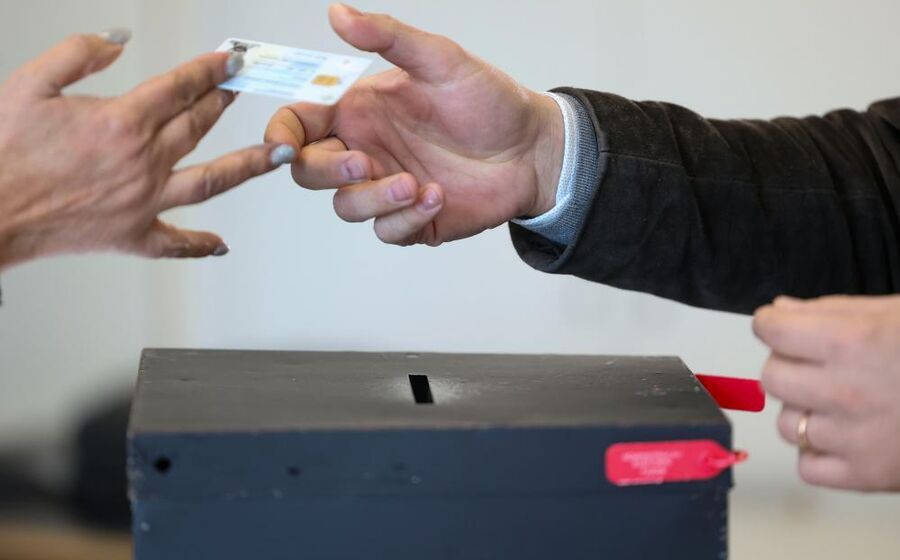 Um eleitor exerce o seu direito de voto para as eleições presidenciais.