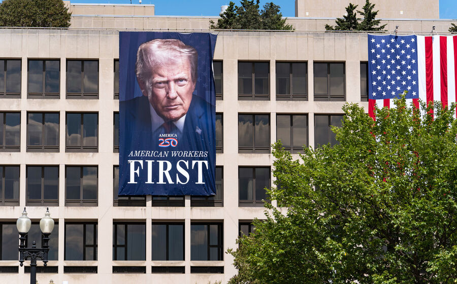 Uma fotografia de Donald Trump pendurada na fachada do Departamento do Trabalho.