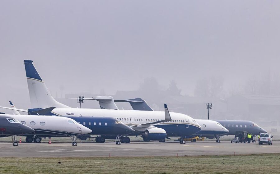 Jatos privados estacionados na base aérea de Duebendorf, utilizada pelos participantes em Davos