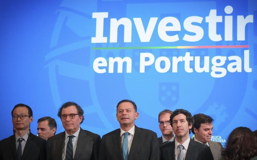 Primeiro-ministro, Luís Montenegro, e ministro da Economia e da Coesão Territorial, Manuel Castro Almeida, durante a cerimónia da AICEP