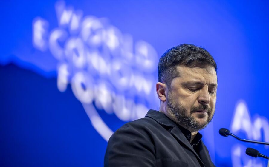 Zelensky discursou no Fórum Económico Mundial, criticando fortemente a inação da UE.