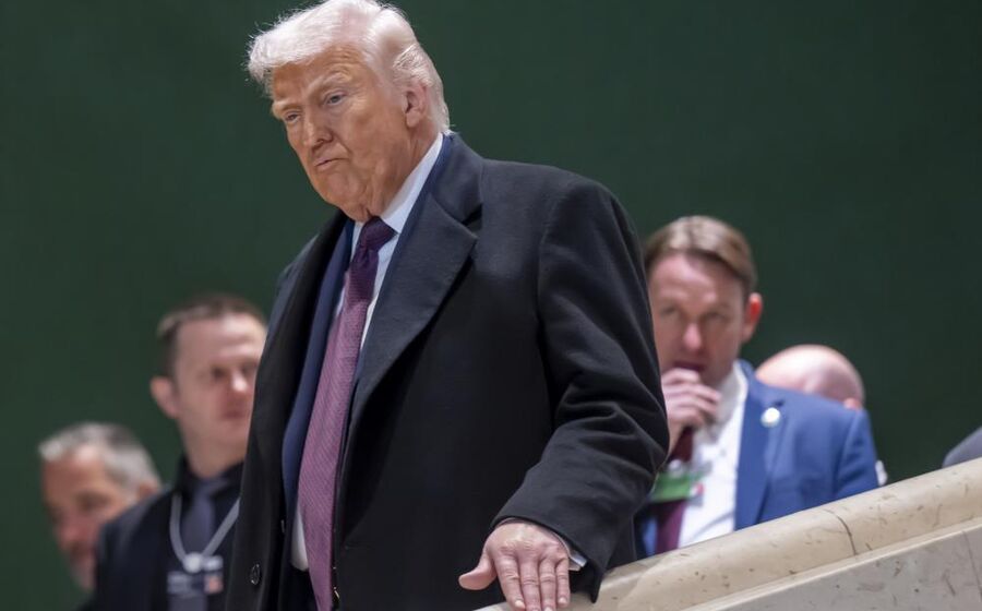 Donald Trump quer uma compensação em torno dos cinco mil milhões de dólares por encerramento das contas.