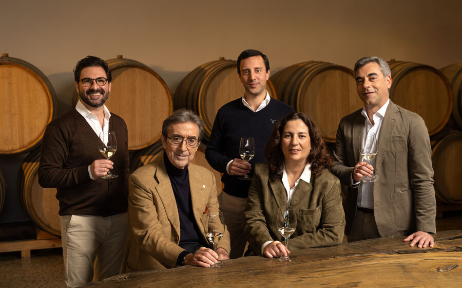 Luísa Amorim e Riccardo Cotarella (sentados) com os três enólogos residentes.