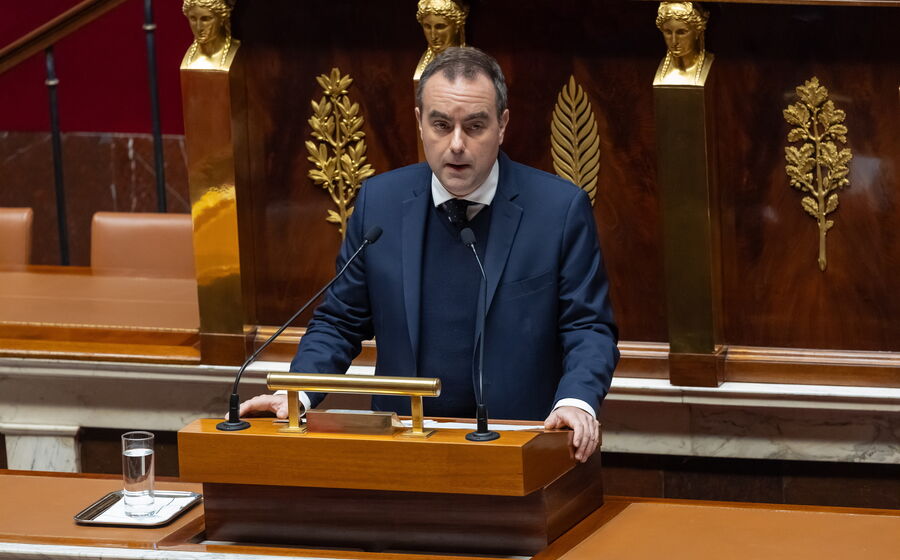 Lecornu classificou o plano de 'radical'.