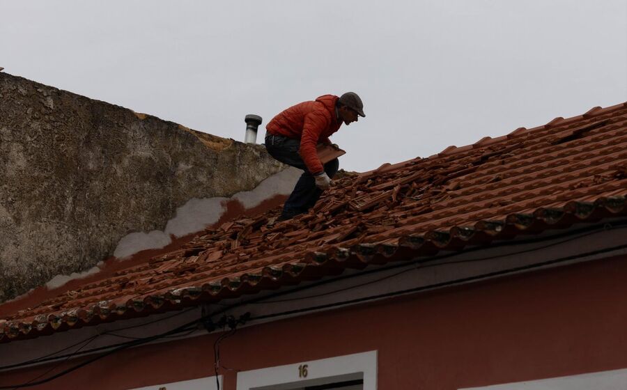 Queda de grua atinge cinco prédios na Figueira da Foz. Circulação de várias linhas continua suspensa