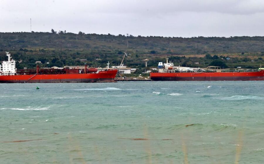 Petroleiros cubanos na baía de Matanzas