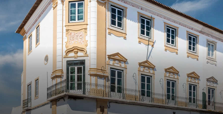 Leilão do edifício centenário da Associação Comercial de Évora, na Praça do Giraldo