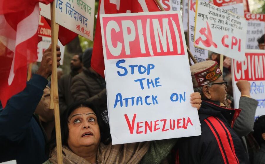 Na Índia, uma manifestação de pessoas ligadas aos partidos da esquerda protesta contra a ação dos EUA na Venezuela