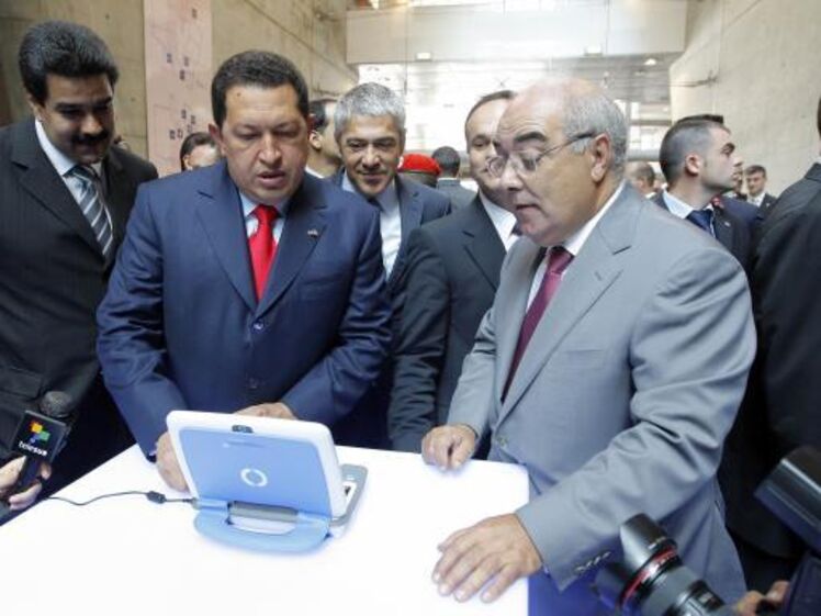 O presidente da Venezuela, Hugo Chávez, visitou Lisboa, em 2008, para assinatura de protocolos e compra de computadores Magalhães. Ao seu lado, Nicolás Maduro, ministro dos Negócios Estrangeiros