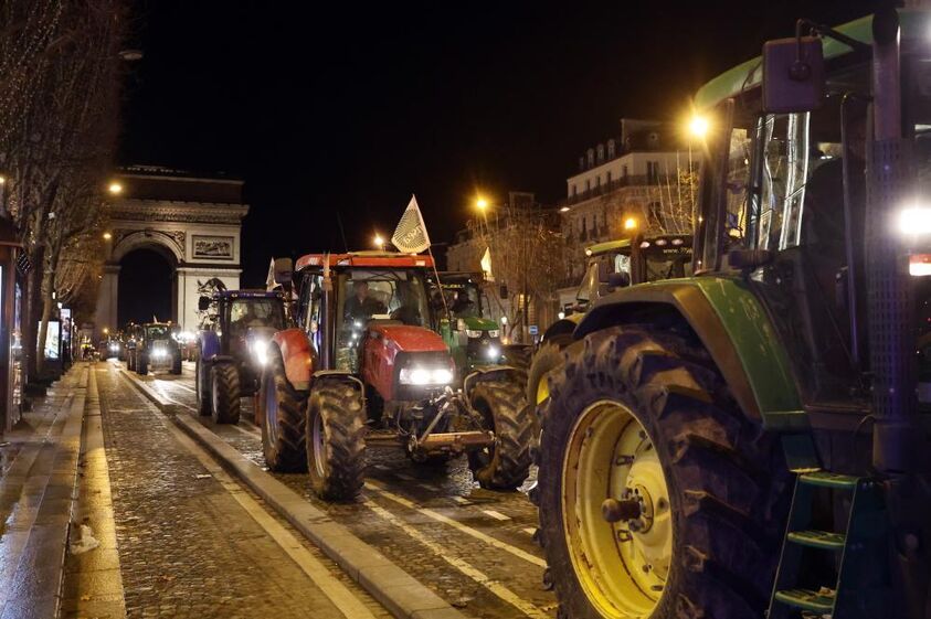 Tratores invadem Paris. Agricultores conduzem pelas avenidas em protesto