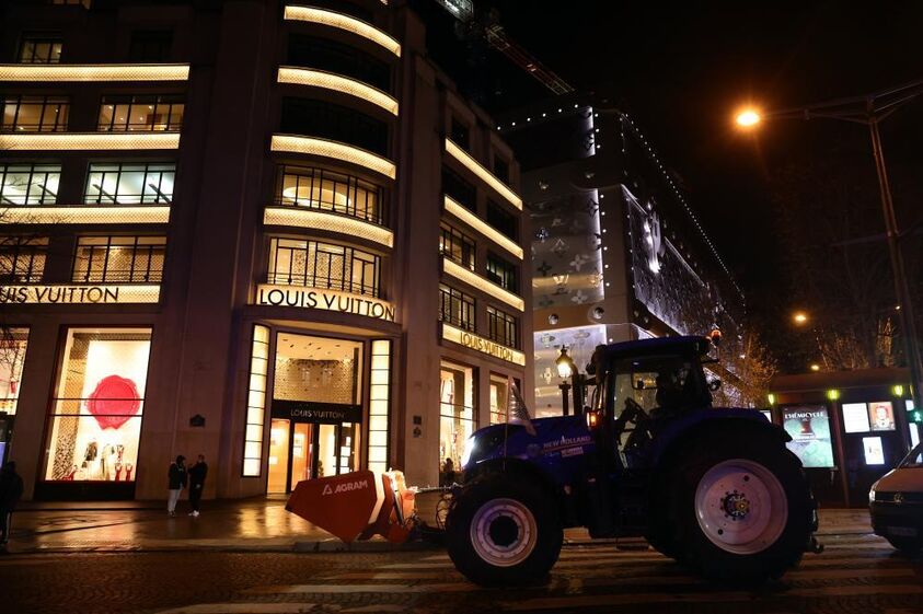 Tratores invadem Paris. Agricultores conduzem pelas avenidas em protesto