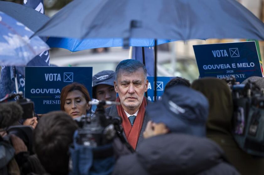 Gouveia e Melo comove-se com senhora iraniana a chorar nos seus braços