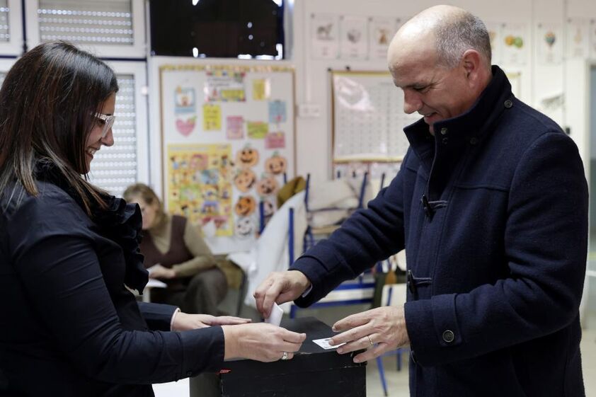 Secretário-geral do Partido Comunista Português, Paulo Raimundo, vota para as eleições presidenciais