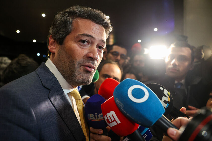 André Ventura discursa para jornalistas sobre liderança na direita