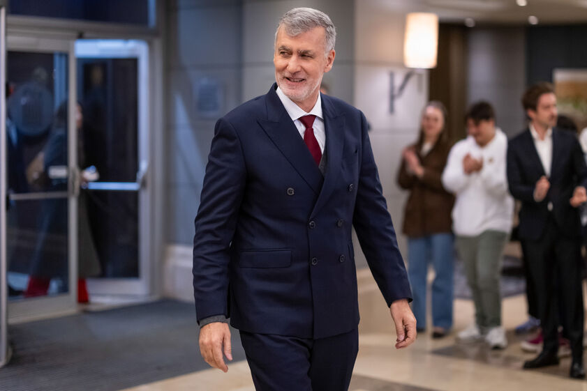 Gouveia e Melo aplaudido ao entrar na sala