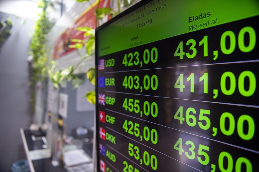 Câmbio de moedas com dólar, euro e franco suíço