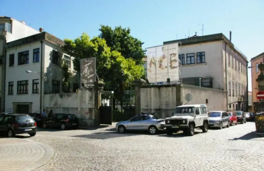Antigo Colégio Almeida Garret, localizado na praça Coronel Pacheco, no Porto.