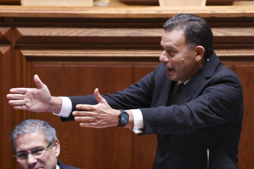 Primeiro-ministro diz que não há 'caos' na Saúde.