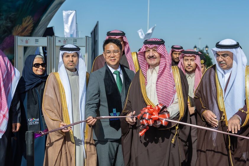 Fahad bin Mohammed Al-Jubair, presidente da Câmara da Província Oriental da Arábia Saudita (à direita, na foto).