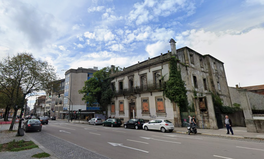 O palacete da Praça da República, abandonado pelo Instituto Francês em 2004, foi destruído por um incêndio em 2008.