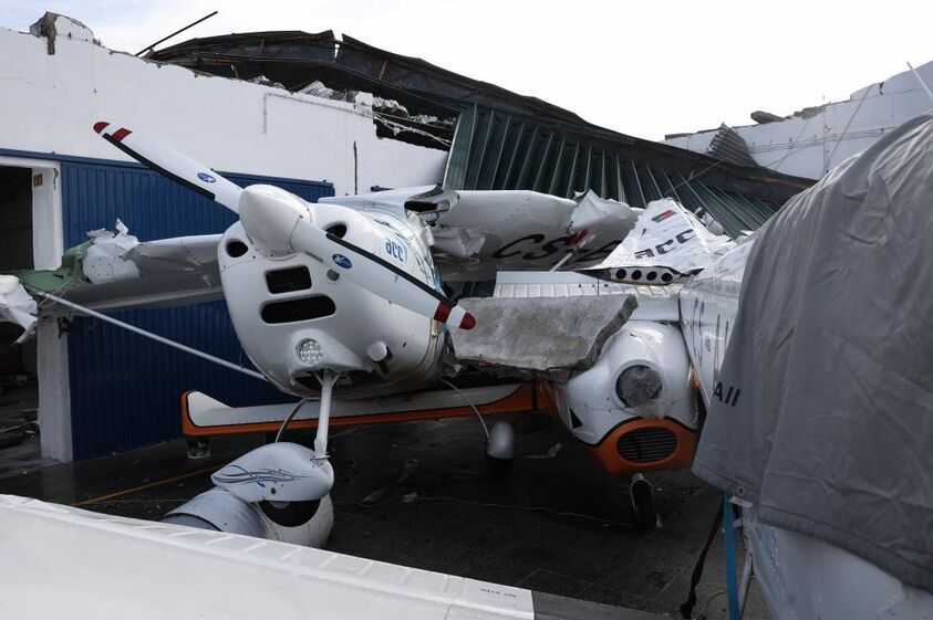 O vento causado pela passagem da depressão Kristin destruiu várias aeronaves e o hangar da empresa de manutenção do Aeródromo Municipal Bissaya Barreto, em Coimbra.
