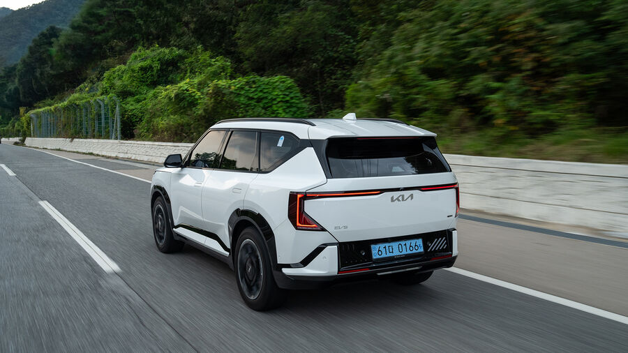 Kia EV5 em circulação numa estrada