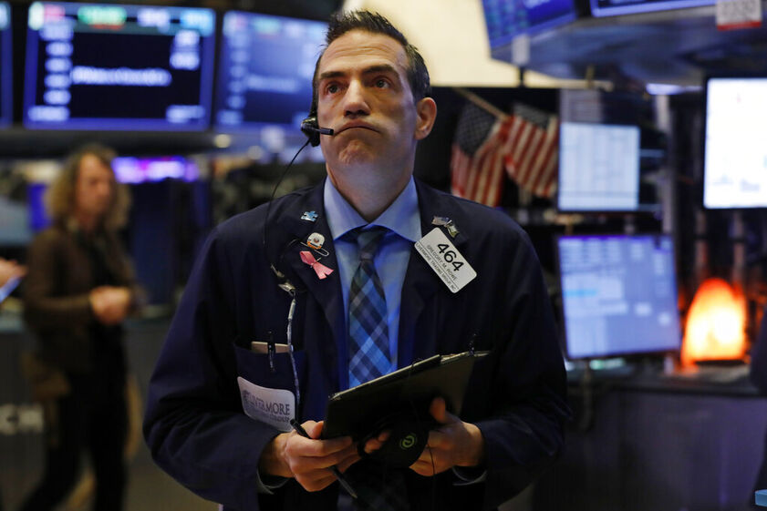 Um corretor da bolsa de Wall Street acompanha as ações.
